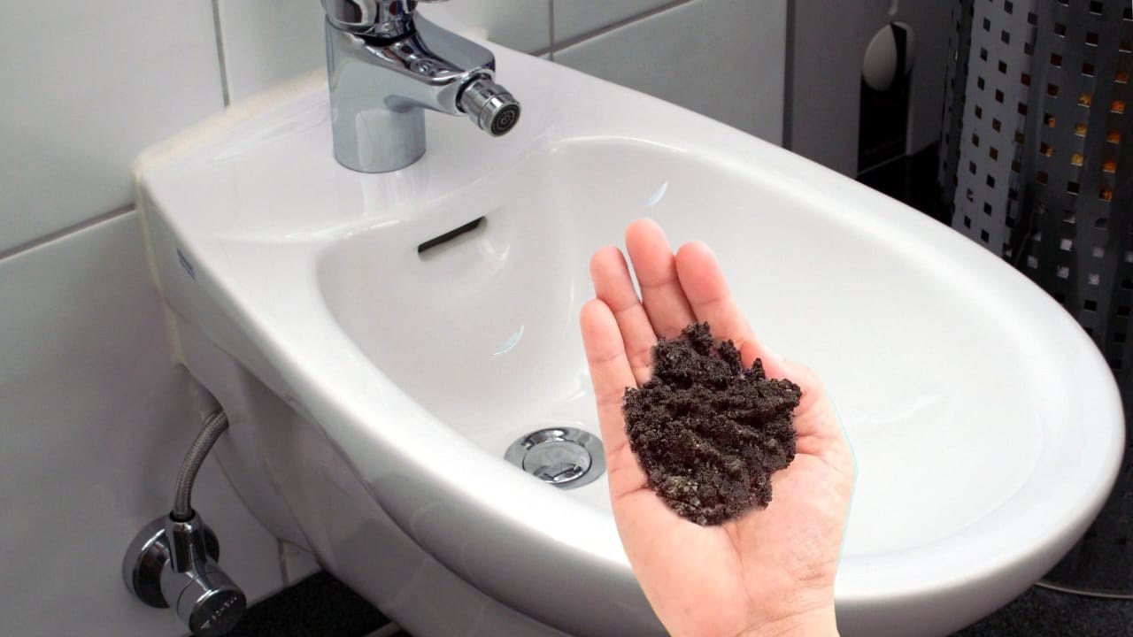 Coffee grounds in the bidet